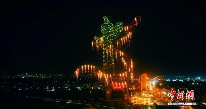 新疆沙雅县“锦绣中华 胡杨礼赞”无人机表演震撼上演