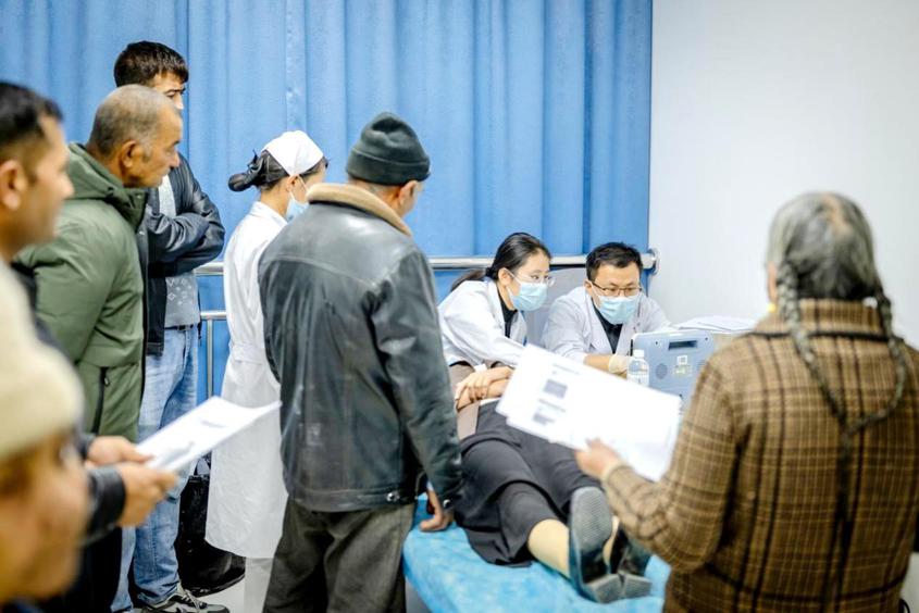 2025年山东援疆“喀什光明行”惠民活动走进英吉沙县