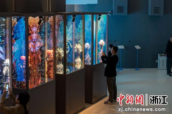 位于良渚新城的余杭美术馆内,一组颇具科技与艺术气息的展陈吸引参观者拍照打卡。 主办方 供图 位于良渚新城的余杭美术馆内,一组颇具科技与艺术气息的展陈吸引参观者拍照打卡。 主办方 供图