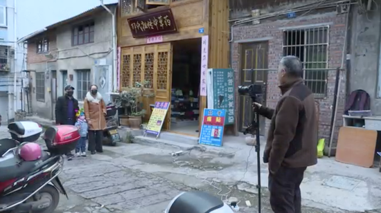 |谭秋民在刘祠堂背拍照| |谭秋民在刘祠堂背拍照|