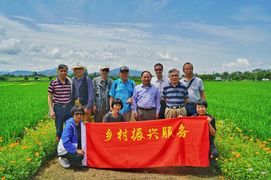 省农业科学院原党委书记管竹伟（右五），退休不褪色。省委老干部局供图