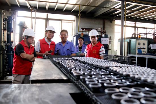 浙江省宁波市银辉志愿者联合会的老专家们，走进当地企业，担任专业咨询员、工作观察员等，助力企业高质量发展。省委老干部局供图