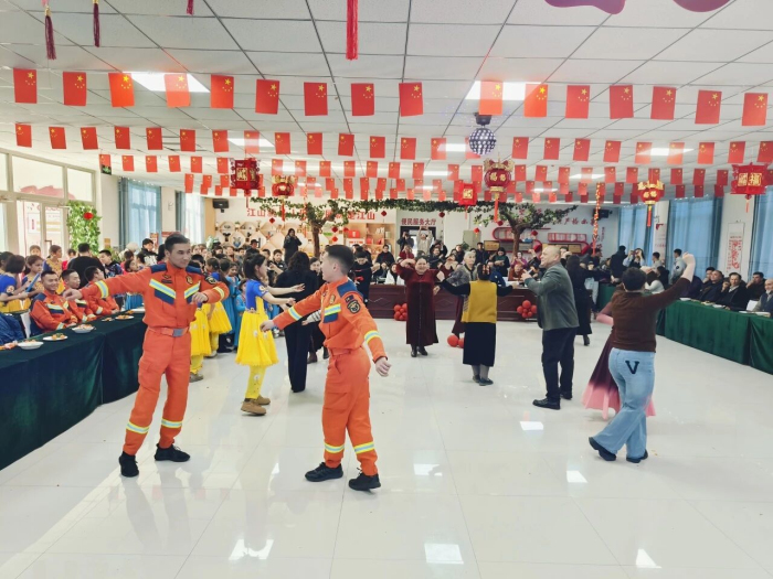 与村民联谊。 与村民联谊。