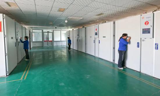 员工通过观察窗查看孵化仓内情况。记者 许晓龙 摄