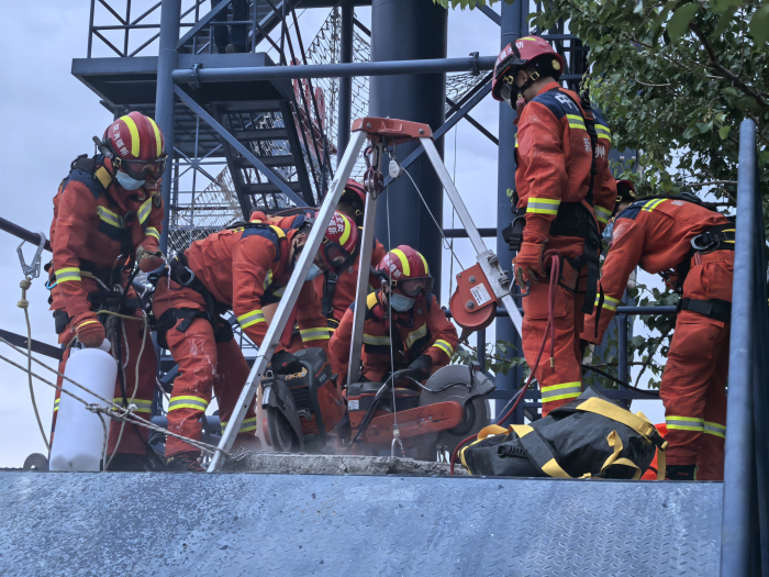进行破防作业。 进行破防作业。