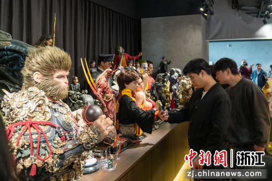 《黑神话:悟空》联名手办吸引参观者拍照。 受访者 供图 《黑神话:悟空》联名手办吸引参观者拍照。 受访者 供图