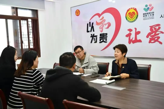 吴美丽（右一）在调解。省委老干部局供图