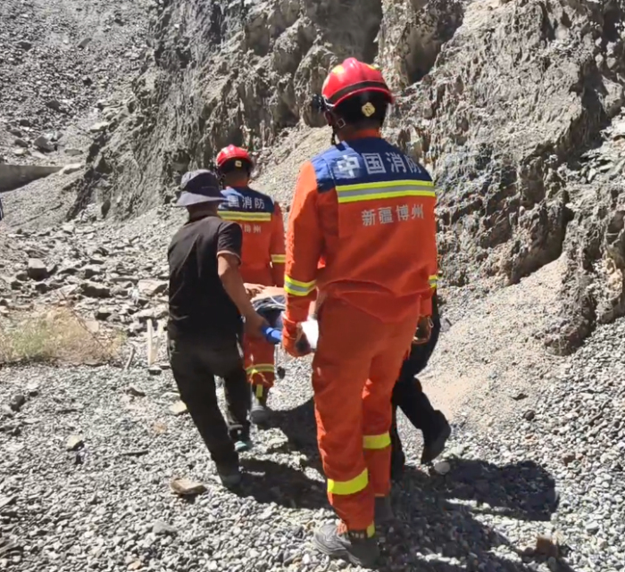 救出牧民。 救出牧民。