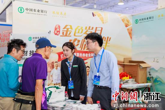 农行温州分行展区前人头攒动。 谢尚聘 供图