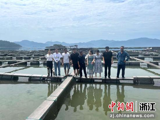 胡求光(右三)与渔民交流。(资料图,宁波大学东海研究院供图) 胡求光(右三)与渔民交流。(资料图,宁波大学东海研究院供图)