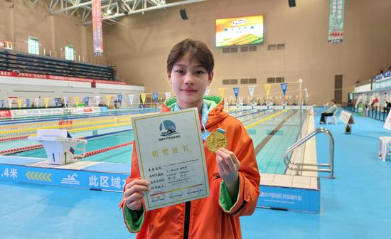 11月1日,乌鲁木齐市第三届中小学生游泳比赛现场,来自十一师三中的运动员赵梓含获得女子初中组自由泳第一名。 11月1日,乌鲁木齐市第三届中小学生游泳比赛现场,来自十一师三中的运动员赵梓含获得女子初中组自由泳第一名。