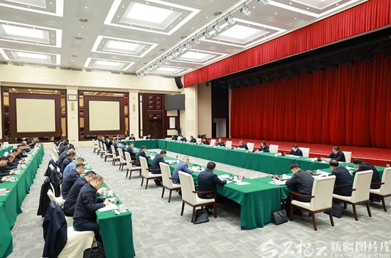 11月3日，中共新疆维吾尔自治区委员会召开党外人士座谈会，就“十五五”时期新疆经济社会发展听取各民主党派新疆区委会、自治区工商联和无党派人士代表意见建议。自治区党委书记陈小江主持会议并讲话。石榴云/新疆日报记者 崔志坚摄