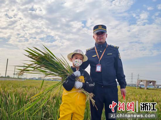 城管队员与小朋友在稻田合影。受访者供图 城管队员与小朋友在稻田合影。受访者供图