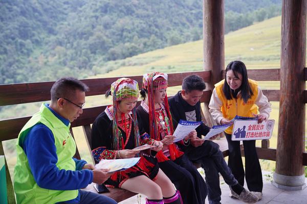 普通话和少数民族语言的“双语传反诈”活动。 梁华哨 摄 普通话和少数民族语言的“双语传反诈”活动。 梁华哨 摄