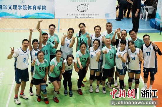 图为：队员们在场上合影。中新社发 冯建华  摄