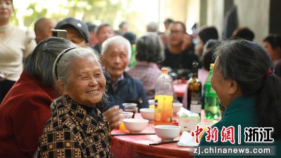 “敬老宴”现场。庆元县委宣传部供图 “敬老宴”现场。庆元县委宣传部供图