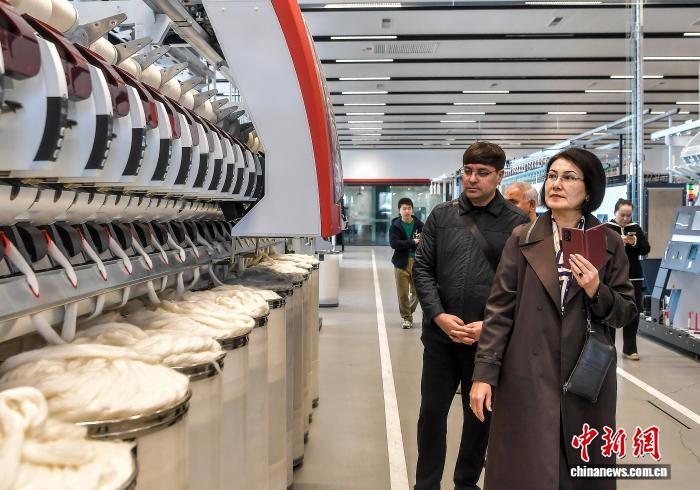 新疆：第十二届中国-中亚合作论坛参会嘉宾参观智能机械生产企业