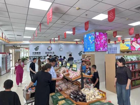 顾客在和田地区乡村振兴消费帮扶馆选购商品。（资料图）