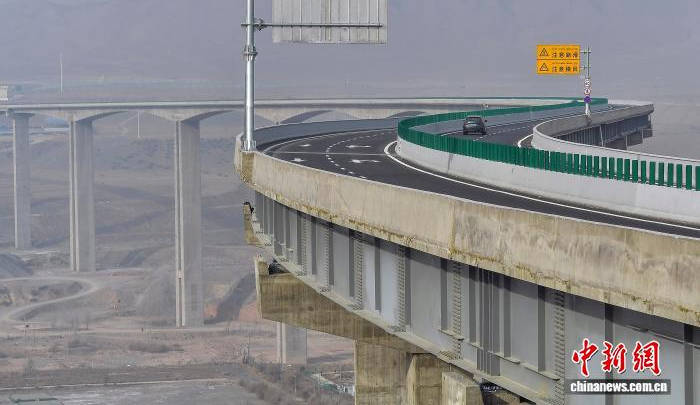 新疆第二高桥头屯河连接线特大桥通车运行
