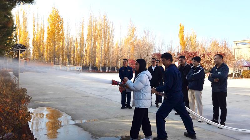 餐饮企业代表体验消防栓灭火。