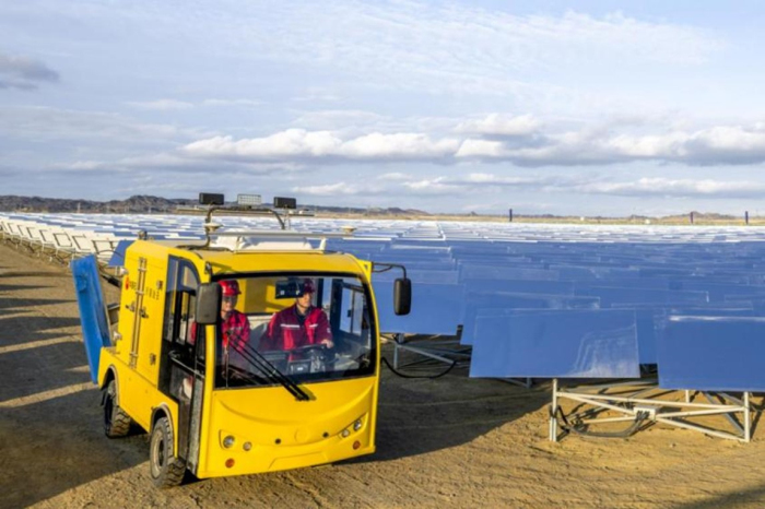 11月2日，维护人员驾驶清洁车清洗定日镜镜面。 本报记者 张睿 摄


