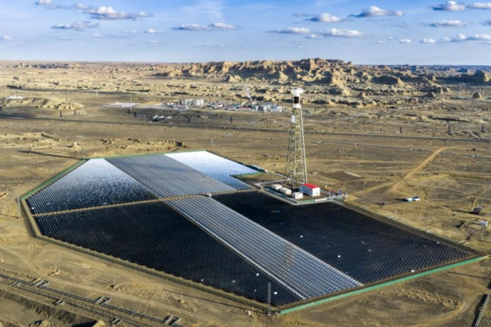 11月2日，全球首个超稠油开采塔式光热替代示范工程项目运行现场。克拉玛依融媒记者 闵勇 摄