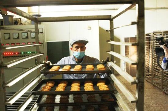 群众在新疆美滋滋食品公司就业。（资料图）