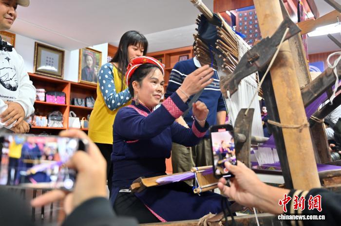 网络达人走进广西龙州感知壮锦非遗技艺