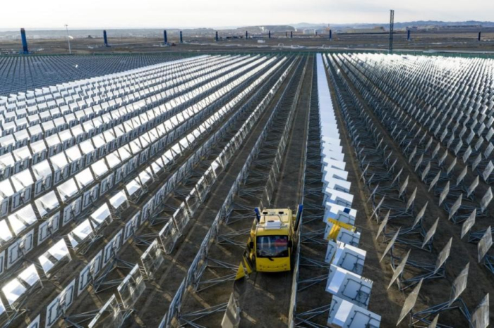 23712面高精度定日镜组成“聚光矩阵”，打造石油行业“光热+稠油”绿色开发样板。克拉玛依融媒记者 闵勇 摄