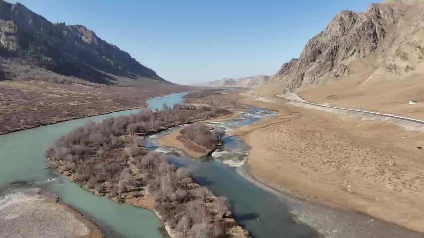 全国最大亚高山草甸草原迎来82万头牲畜冬季大迁徙