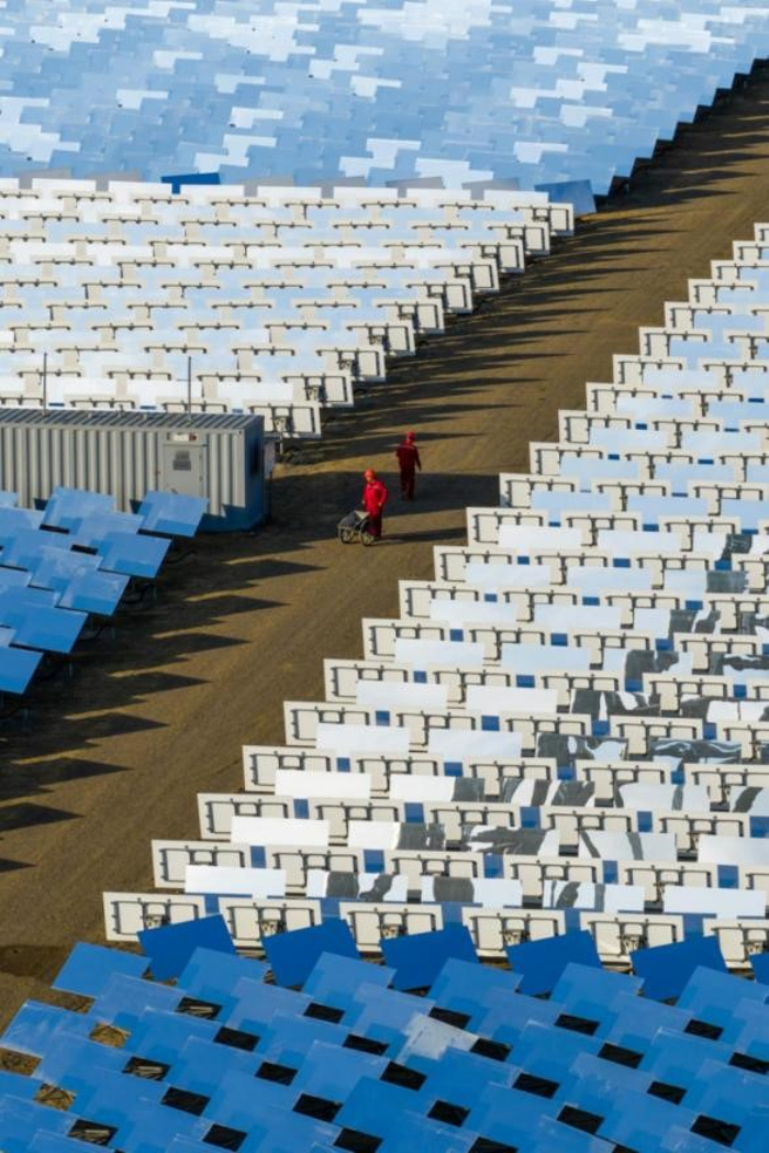 11月2日，施工人员在风城重37高温光热利用先导试验项目现场忙碌。克拉玛依融媒记者 闵勇 摄