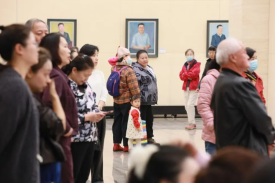 10月31日，“援克十年 情同手足”油画主题人物肖像写生展在市文化馆一楼美术展厅开幕。（图片由克拉玛依市文体旅游局提供）