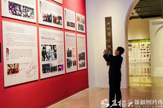“万方乐奏有于阗——新疆和田地区非物质文化遗产展”现场，观众正在参观。石榴云/新疆日报记者 阿比拜摄