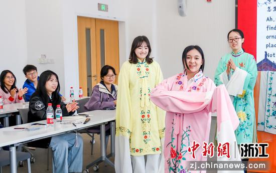 近日,浙大中外学生体验昆曲。(浙江大学供图) 近日,浙大中外学生体验昆曲。(浙江大学供图)