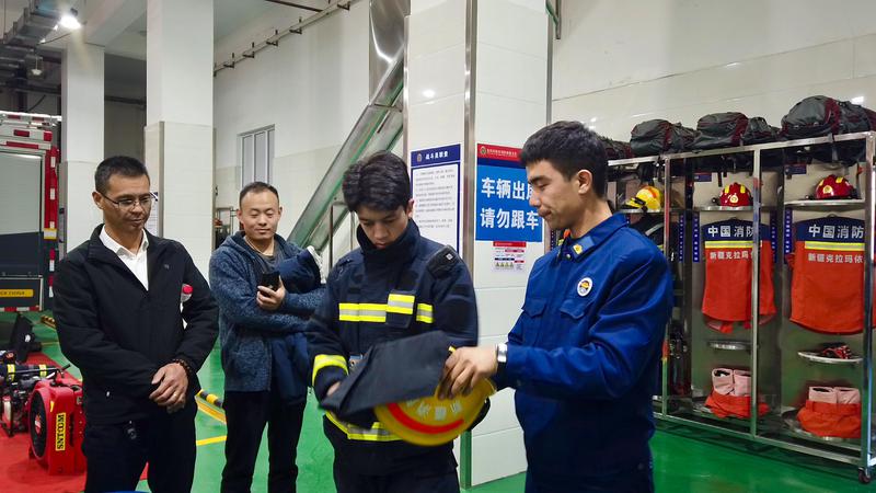 餐饮企业代表试穿灭火战斗服。