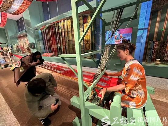 “万方乐奏有于阗——新疆和田地区非物质文化遗产展”现场，观众正在参观。石榴云/新疆日报记者 阿比拜摄