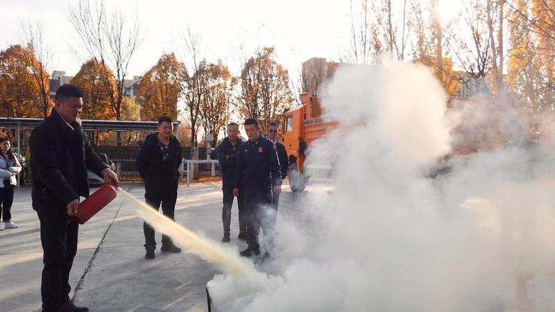 餐饮企业代表进行灭火器实操。