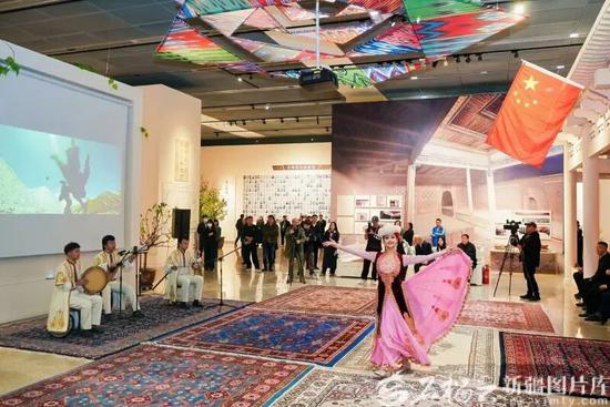 “万方乐奏有于阗——新疆和田地区非物质文化遗产展”现场。石榴云/新疆日报记者 阿比拜摄