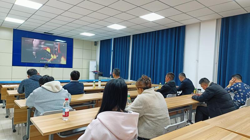 餐饮企业代表观看火灾警示教育片。
