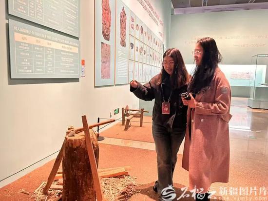 “万方乐奏有于阗——新疆和田地区非物质文化遗产展”现场，观众正在参观。石榴云/新疆日报记者 阿比拜摄