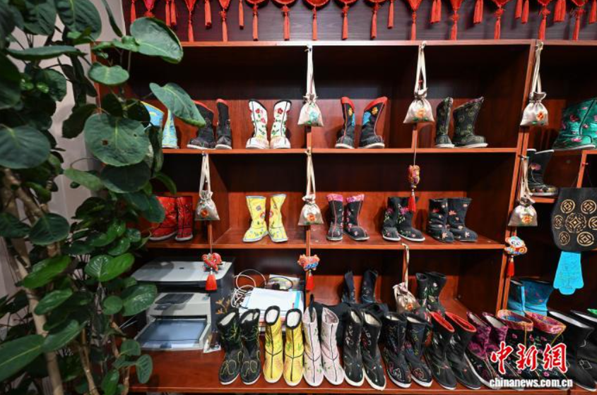 大自然為底 蒙古族刺繡綻放“指尖薩日朗”