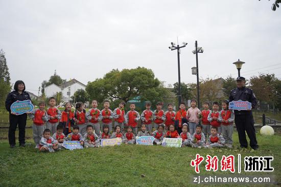 民警与幼儿共筑反诈防线。善琏派出所供图 民警与幼儿共筑反诈防线。善琏派出所供图