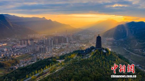 贵州赫章：雨后初晴流光溢彩 秋日盛景入画来