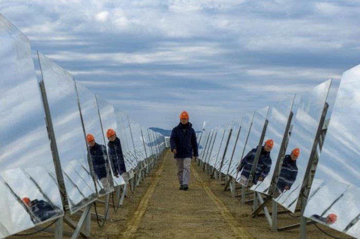 11月2日，风城油田技术人员在对定日镜进行巡检。克拉玛依融媒记者 闵勇 摄