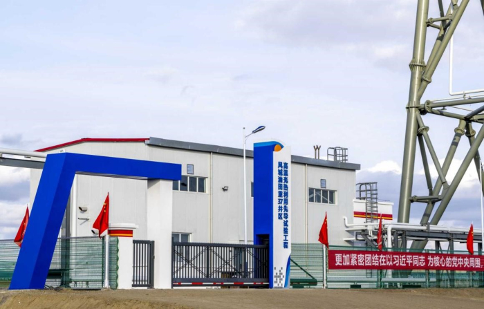 风城重37高温光热利用先导试验项目站区。 本报记者 张睿 摄