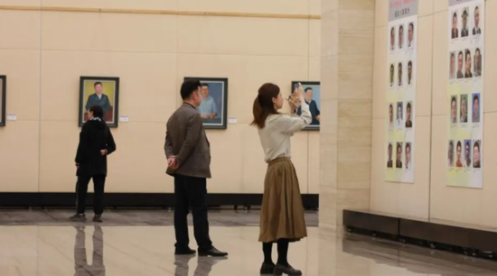市民驻足观赏“援克十年 情同手足”油画主题人物肖像写生展。（图片由克拉玛依市文体旅游局提供）f