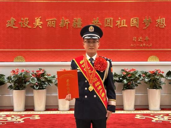 张仕征在自治区第九次民族团结进步表彰大会上受到表彰。e