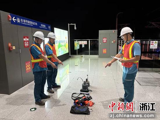 维修员对施工物资进行清点。李昱辉 摄 维修员对施工物资进行清点。李昱辉 摄