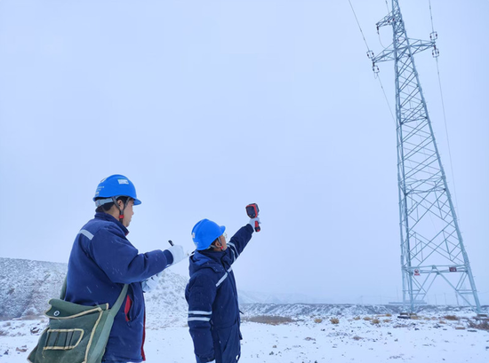 国网阿克苏供电公司员工在温宿县山区巡视供电线路。赵二安 摄 国网阿克苏供电公司员工在温宿县山区巡视供电线路。赵二安 摄
