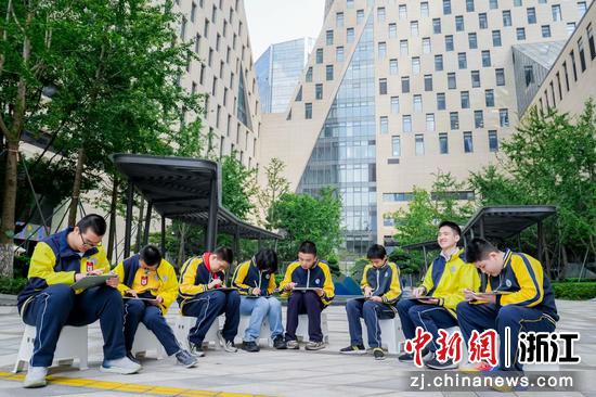 近日,小朋友借助华为天生会画平台进行数字绘画。 主办方供图 近日,小朋友借助华为天生会画平台进行数字绘画。 主办方供图